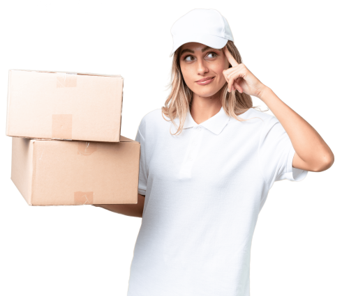 Lagerarbeiterin mit weißen Shirt und weißen Cap mit Paketen in der Hand.